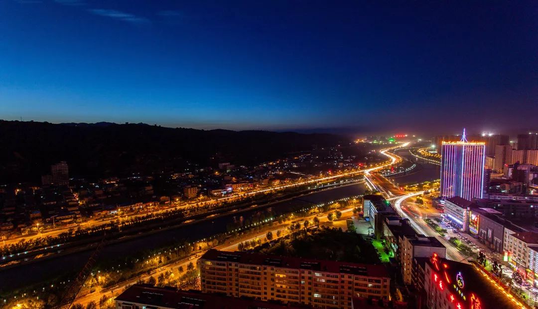 吕梁，崛起丰碑，自信舞台上的璀璨明珠